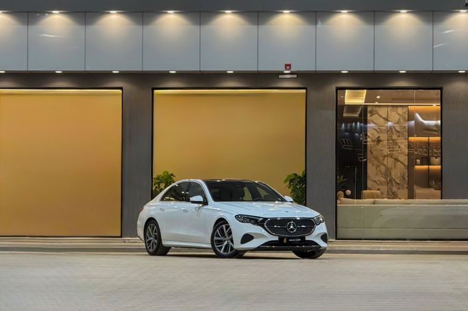 مستعملة Mercedes-Benz E-Class 200 السادس (W214، S214), 2.0 l, 2024 في في المملكة العربية السعودية, الرياض من Emad Cars  عماد كارز ، اللون أبيض. مواصفات الخليج | AUTO.AE | إعلان #255630