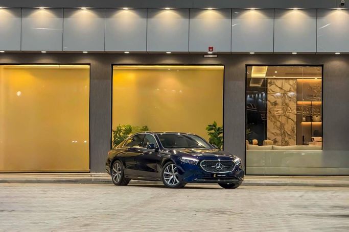 Новый Mercedes-Benz E-Class 200 VI (W214, S214), 2.0 л, 2025 в Саудовская Аравия, Эр-Рияд от Emad Cars  عماد كارز  Синий цвет. GCC | AUTO.AE | Объявление #255776