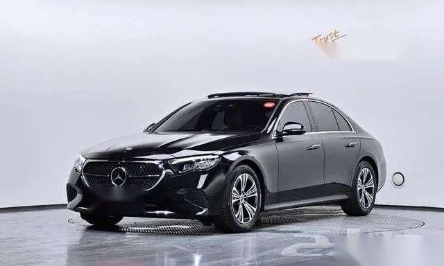مستعملة Mercedes-Benz E-Class 200 السادس (W214، S214), 2.0 l, 2024 في في المملكة العربية السعودية, الرياض من معرض النجم الثاقب للسيارات، اللون أسود. المواصفات الكورية | AUTO.AE | إعلان #267326