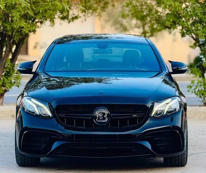 مستعملة ⁦Mercedes-Benz E-Class 300 V (W213، S213، C238)، 2.0 l، 2017⁩ في في المملكة العربية السعودية, الرياض من معرض الدوسري للسيارات، اللون أسود.  | AUTO.AE | إعلان #291048