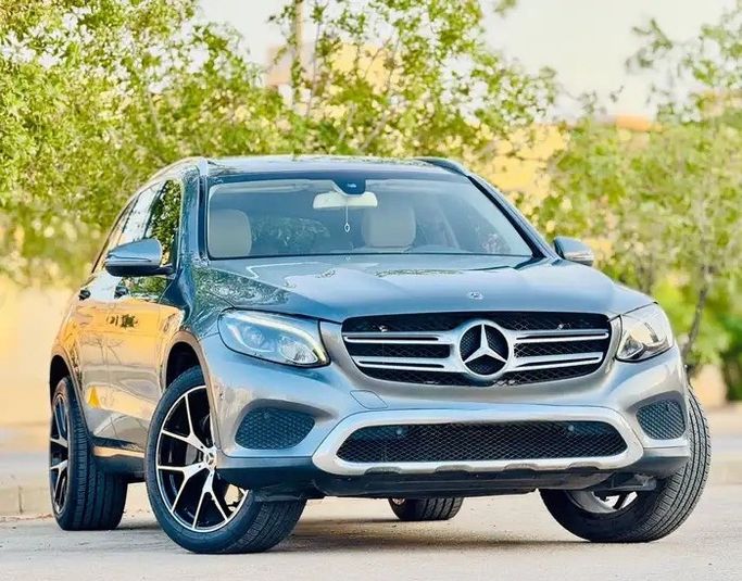 مستعملة ⁦Mercedes-Benz GLC 300 I (X253)، 2.0 l، 2019⁩ في في المملكة العربية السعودية, الرياض من معرض الدوسري للسيارات، اللون رمادي.  | AUTO.AE | إعلان #291015