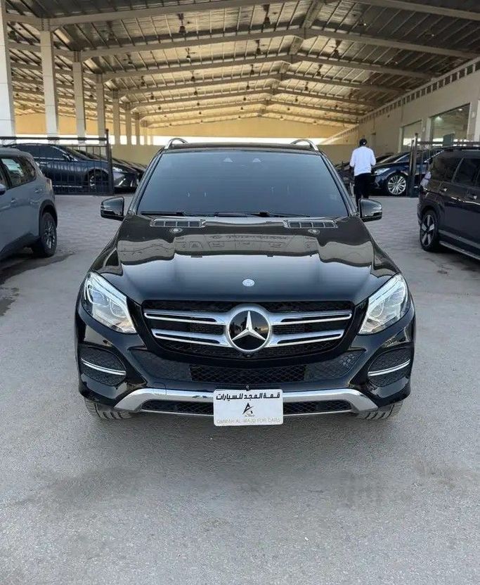 مستعملة Mercedes-Benz GLE 350 I (W166), 3.5 l, 2016 في في المملكة العربية السعودية, الرياض من Qimmat Al Majd  معرض قمة المجد للسيارات، اللون أسود.  | AUTO.AE | إعلان #251865