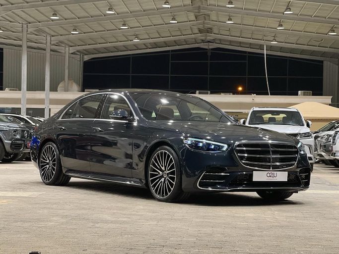 مستعملة Mercedes-Benz S-Class 500 4MATIC سابعاً (W223), 3.0 l, 2022 في في المملكة العربية السعودية, الرياض من Automobile For You، اللون رمادي. أخرى | AUTO.AE | إعلان #246965