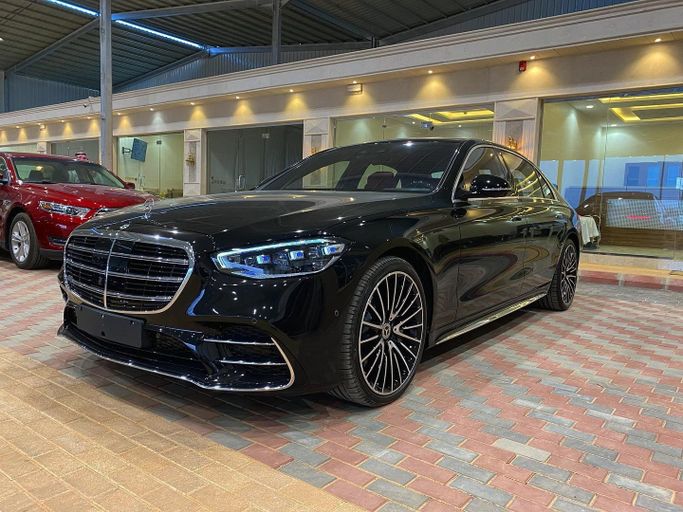 جديدة Mercedes-Benz S-Class 500 4MATIC سابعاً (W223), 3.0 l, 2021 في في المملكة العربية السعودية, الرياض من Automobile For You، اللون أسود. أخرى | AUTO.AE | إعلان #247020