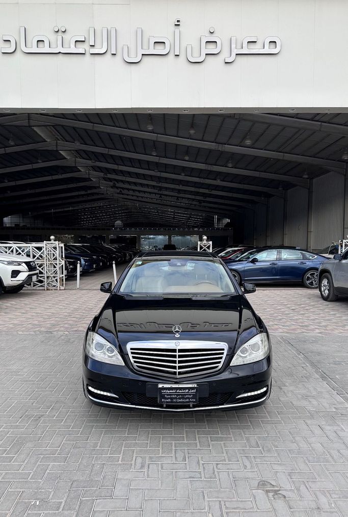 مستعملة Mercedes-Benz S-Class 350 عملية فيس ليفت V (W221), 3.5 l, 2013 في في المملكة العربية السعودية, الرياض من Asl Al Etemad معرض اصل الاعتماد للسيارات، اللون أسود.  | AUTO.AE | إعلان #247336