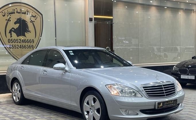 مستعملة Mercedes-Benz S-Class 500 V (W221), 5.5 l, 2006 في في المملكة العربية السعودية, الرياض من Ramz Al Asalah رمز الاصالة، اللون فضي.  | AUTO.AE | إعلان #249493