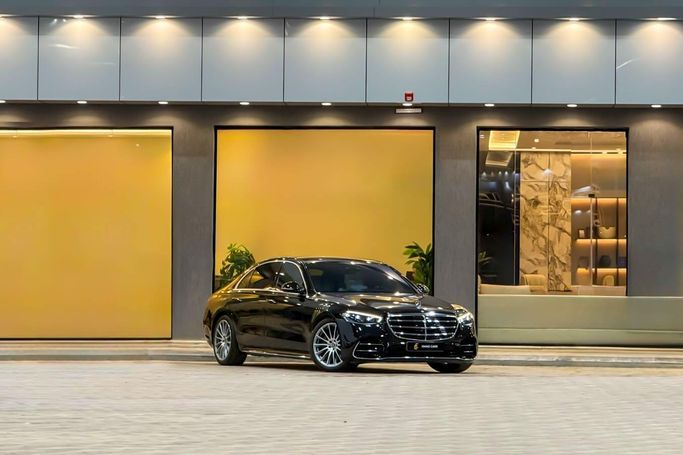 Подержанный Mercedes-Benz S-Class 580 4MATIC VII (W223), 4.0 л, 2023 в Саудовская Аравия, Эр-Рияд от Emad Cars  عماد كارز  Черный цвет. GCC | AUTO.AE | Объявление #255762