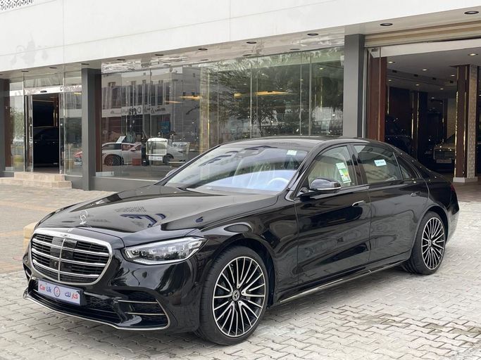 جديدة Mercedes-Benz S-Class 450 4MATIC سابعاً (W223), 3.0 l, 2026 في في المملكة العربية السعودية, الرياض من Car Lik معرض كار لك للسيارات، اللون أسود.  | AUTO.AE | إعلان #256373