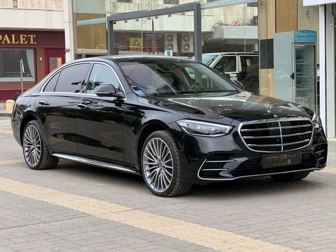 جديدة Mercedes-Benz S-Class 450 4MATIC سابعاً (W223), 3.0 l, 2024 في في المملكة العربية السعودية, الرياض من ALO CAR معرض ألو كار للسيارات، اللون أسود. أخرى | AUTO.AE | إعلان #256637