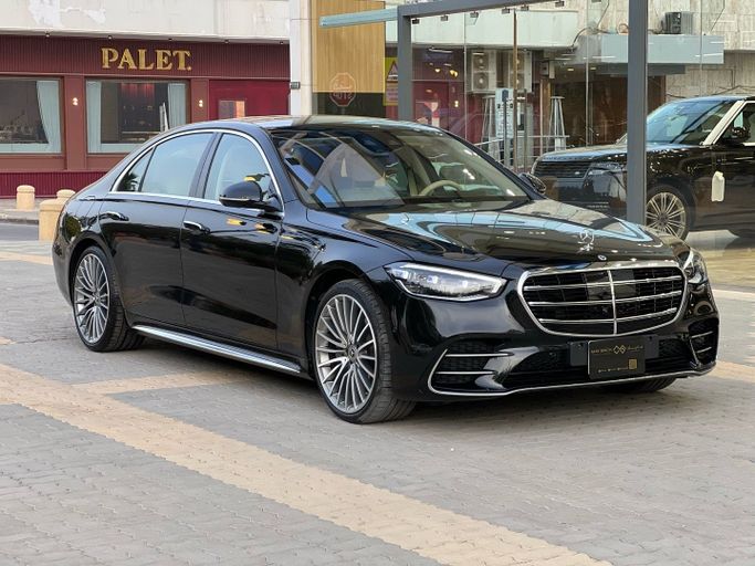 مستعملة Mercedes-Benz S-Class 500 4MATIC سابعاً (W223), 3.0 l, 2025 في في المملكة العربية السعودية, الرياض من ALO CAR معرض ألو كار للسيارات، اللون أسود. مواصفات الخليج | AUTO.AE | إعلان #256825