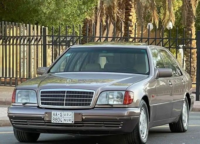 مستعملة Mercedes-Benz S-Class 600 عملية فيس ليفت III (W140), 6.0 l, 1994 في في المملكة العربية السعودية, الرياض من Sumou Al Markabat معرض سمو المركبات، اللون بني.  | AUTO.AE | إعلان #259571