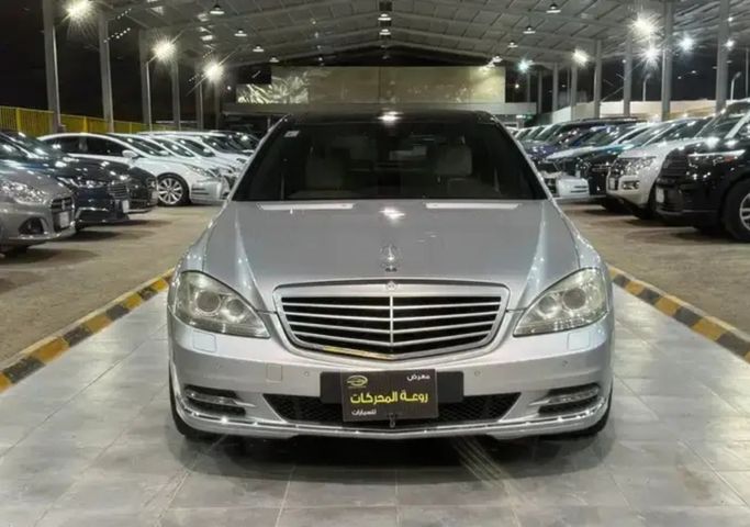 Подержанный Mercedes-Benz S-Class Pullman V (W221) Рестайлинг, 5.5 л, 2013 в Саудовская Аравия, Эр-Рияд от Rawat Motors شركة معرض روعة المحركات للسيارات Серебристый цвет.  | AUTO.AE | Объявление #263940