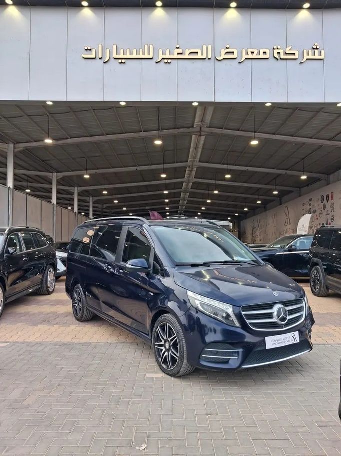 Подержанный Mercedes-Benz V-Class 250 III (W447), 2.0 л, 2018 в Саудовская Аравия, Эр-Рияд от Al Sughayyir Cars الصغير للسيارات Тёмно-синий цвет.  | AUTO.AE | Объявление #255036