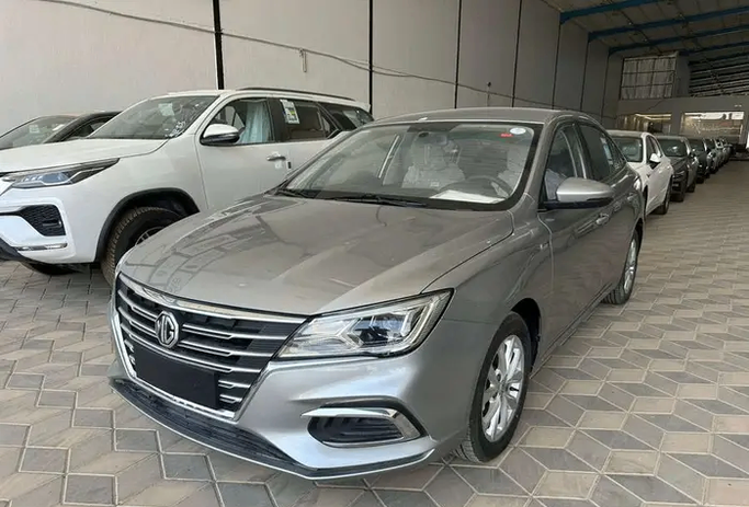 Новый ⁦MG 5 (GT) I Рестайлинг, 1.5 л, 2025⁩ в Саудовская Аравия, Эр-Рияд от Sada Al Riyadh صدى الرياض Серебристый цвет.  | AUTO.AE | Объявление #288926