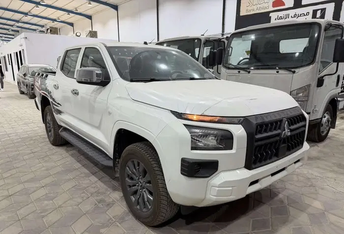 جديدة ⁦Mitsubishi L200 فيس ليفت V، 2.4 l، 2026⁩ في في المملكة العربية السعودية, الرياض من Sada Al Riyadh صدى الرياض، اللون أبيض. مواصفات الخليج | AUTO.AE | إعلان #289036