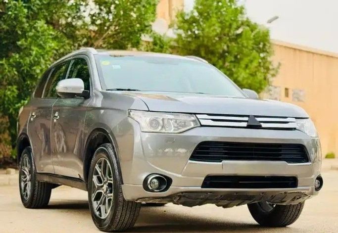 Подержанный Mitsubishi Outlander III, 3.0 л, 2015 в Саудовская Аравия, Эр-Рияд от معرض الدوسري للسيارات Серый цвет. GCC | AUTO.AE | Объявление #258804
