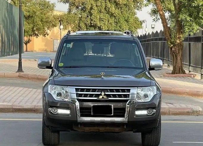 Used Mitsubishi Pajero IV Facelift 2, 3.5 l, 2015 in Saudi Arabia, Riyadh by Sumou Al Markabat معرض سمو المركبات, Grey color.  | AUTO.AE | Listing #259556