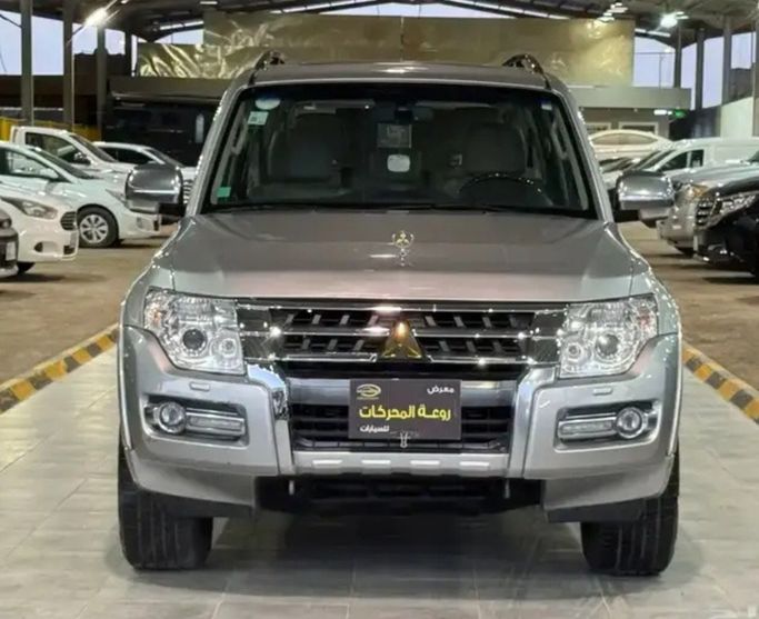 Подержанный Mitsubishi Pajero IV (V80/V90) Рестайлинг 2, 3.5 л, 2022 в Саудовская Аравия, Эр-Рияд от Rawat Motors شركة معرض روعة المحركات للسيارات Серебристый цвет.  | AUTO.AE | Объявление #263941
