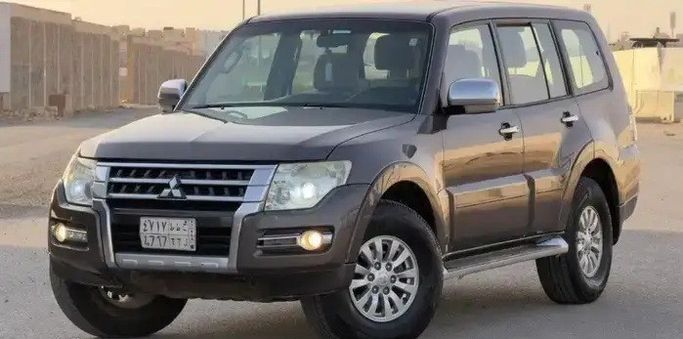 Used ⁦Mitsubishi Pajero IV Facelift 2, 3.0 l, 2015⁩ in Saudi Arabia, Riyadh by شركة رمال الأندلس للسيارات, Grey color.  | AUTO.AE | Listing #288958