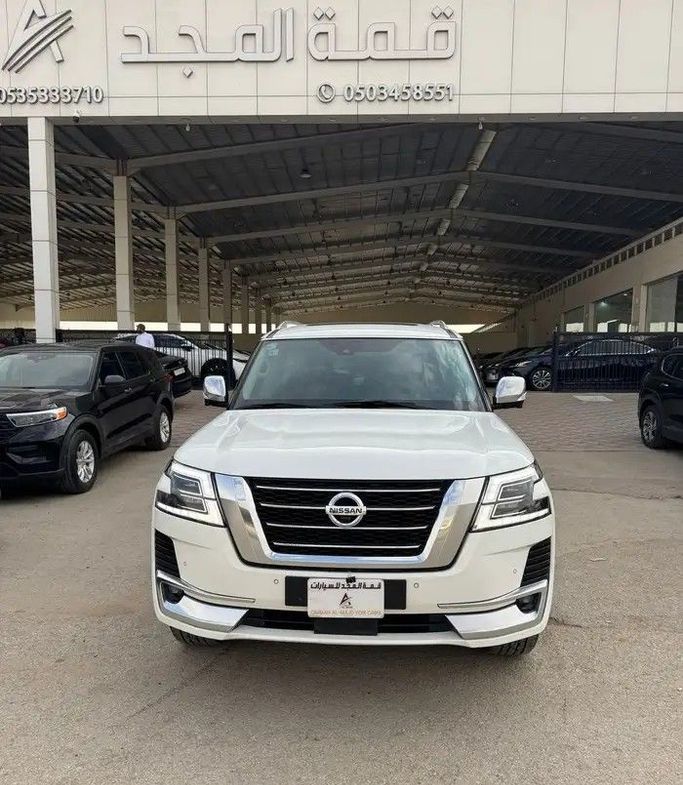 مستعملة Nissan Patrol عملية فيس ليفت VI (Y62) 2, 5.6 l, 2021 في في المملكة العربية السعودية, الرياض من Qimmat Al Majd  معرض قمة المجد للسيارات، اللون أبيض.  | AUTO.AE | إعلان #251880