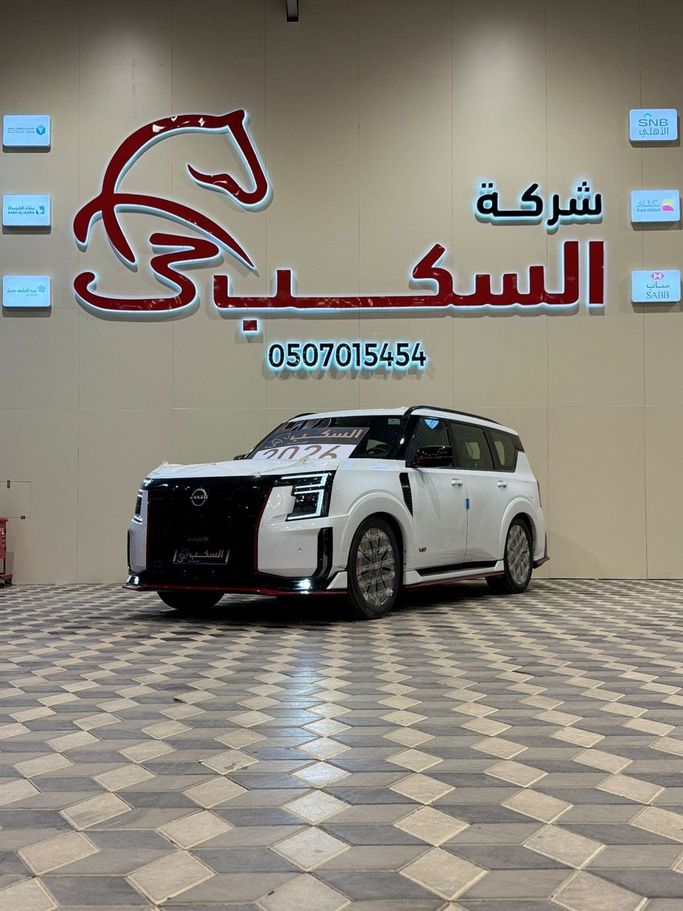 جديدة Nissan Patrol سابعاً (Y63), 3.5 l, 2026 في في المملكة العربية السعودية, الرياض من Al Sakab Cars شركة السكب الراقي للسيارات، اللون أبيض. مواصفات الخليج | AUTO.AE | إعلان #251954