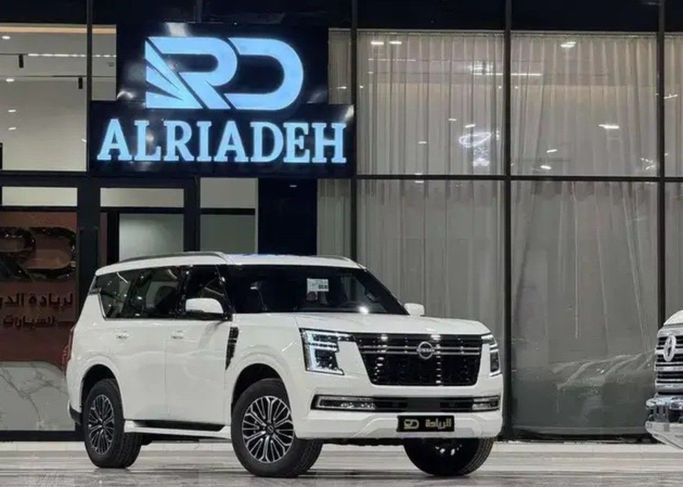 جديدة Nissan Patrol سابعاً (Y63), 3.8 l, 2026 في في المملكة العربية السعودية, الرياض من Al Riyada Al Duwalya شركة الريادة الدولي للسيارات، اللون أبيض.  | AUTO.AE | إعلان #261999