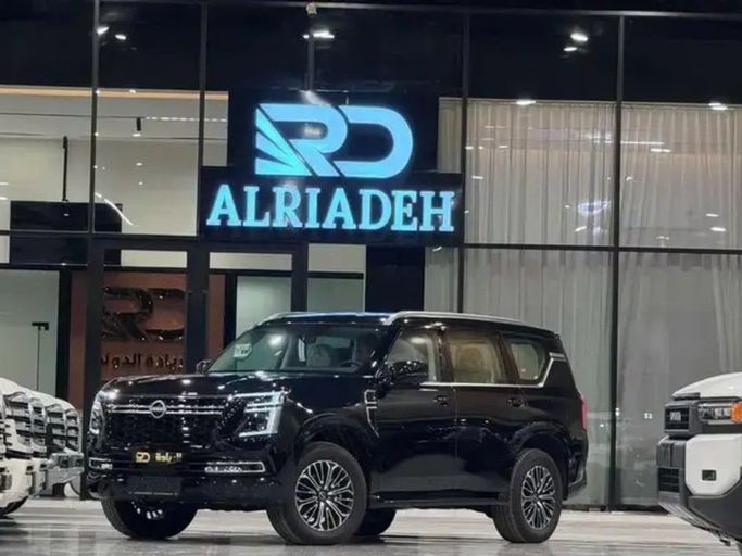 جديدة Nissan Patrol سابعاً (Y63), 3.8 l, 2026 في في المملكة العربية السعودية, الرياض من Al Riyada Al Duwalya شركة الريادة الدولي للسيارات، اللون أسود. مواصفات الخليج | AUTO.AE | إعلان #262137