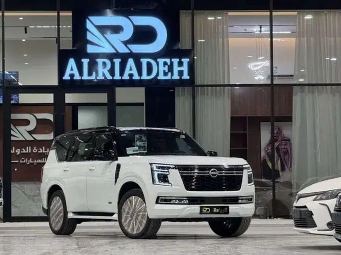 جديدة Nissan Patrol سابعاً (Y63), 3.5 l, 2026 في في المملكة العربية السعودية, الرياض من Al Riyada Al Duwalya شركة الريادة الدولي للسيارات، اللون أبيض. مواصفات الخليج | AUTO.AE | إعلان #262429