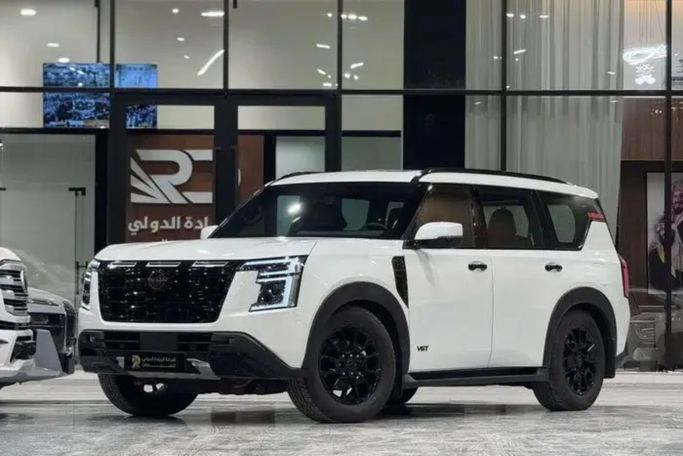 جديدة Nissan Patrol سابعاً (Y63), 3.5 l, 2026 في في المملكة العربية السعودية, الرياض من Al Riyada Al Duwalya شركة الريادة الدولي للسيارات، اللون أبيض. مواصفات الخليج | AUTO.AE | إعلان #262430