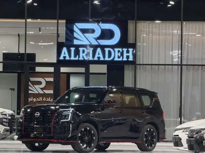 جديدة Nissan Patrol سابعاً (Y63), 3.5 l, 2026 في في المملكة العربية السعودية, الرياض من Al Riyada Al Duwalya شركة الريادة الدولي للسيارات، اللون أسود. مواصفات الخليج | AUTO.AE | إعلان #262444