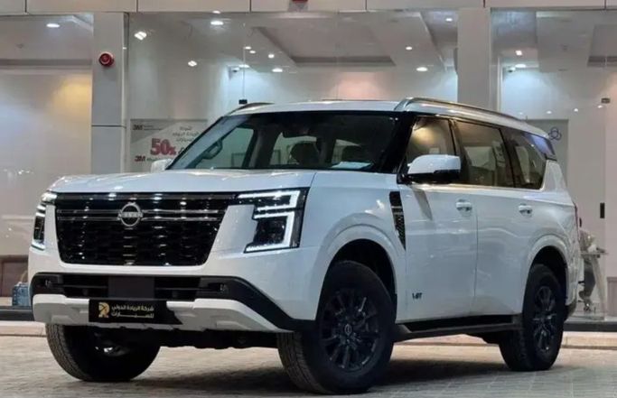 جديدة Nissan Patrol سابعاً (Y63), 3.5 l, 2026 في في المملكة العربية السعودية, الرياض من Al Riyada Al Duwalya شركة الريادة الدولي للسيارات، اللون أبيض. مواصفات الخليج | AUTO.AE | إعلان #262812