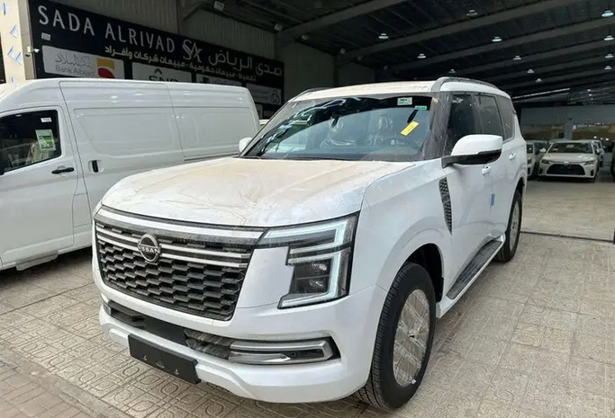 جديدة ⁦Nissan Patrol سابعاً (Y63)، 3.8 l، 2026⁩ في في المملكة العربية السعودية, الرياض من Sada Al Riyadh صدى الرياض، اللون أبيض.  | AUTO.AE | إعلان #289126
