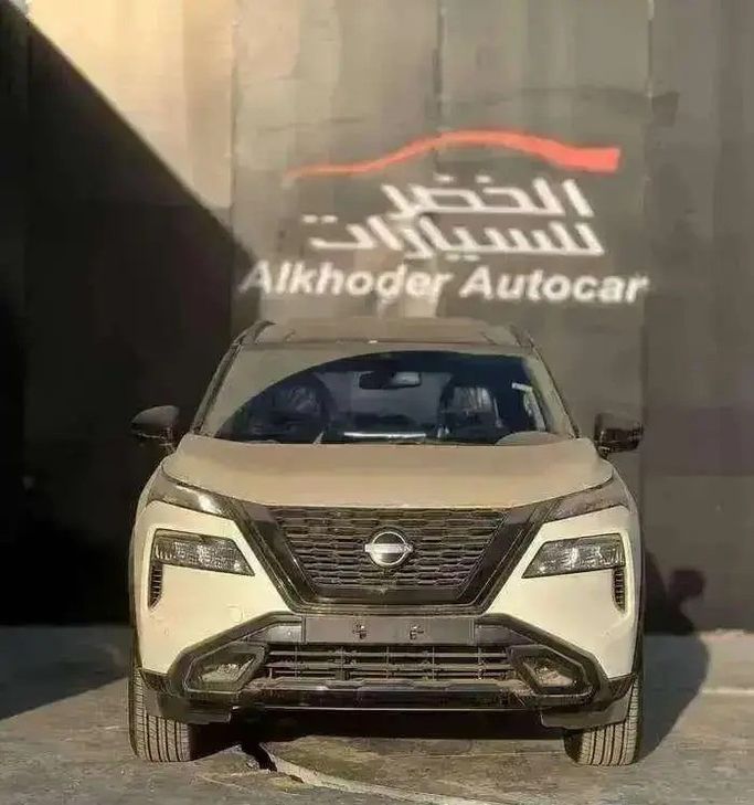 جديدة ⁦Nissan X-Trail رابعاً، 2.5 l، 2025⁩ في في المملكة العربية السعودية, الرياض من Al Khedr Cars الخضر للسيارات، اللون أبيض.  | AUTO.AE | إعلان #288962