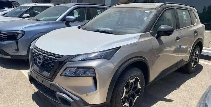 جديدة ⁦Nissan X-Trail رابعاً، 2.5 l، 2025⁩ في في المملكة العربية السعودية, الرياض من Al Khedr Cars الخضر للسيارات، اللون رمادي.  | AUTO.AE | إعلان #288965