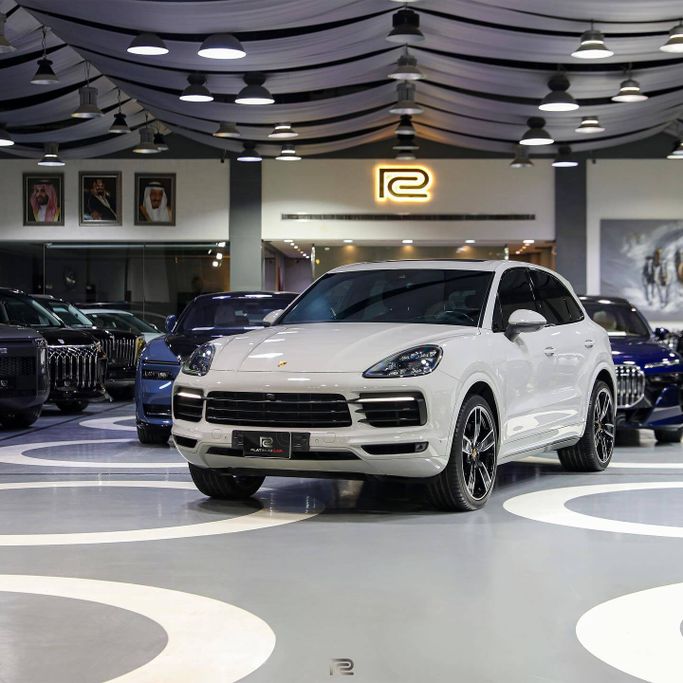 مستعملة Porsche Cayenne ثالثاً, 3.0 l, 2022 في في المملكة العربية السعودية, الرياض من Platinum Car، اللون أبيض. مواصفات الخليج | AUTO.AE | إعلان #255497