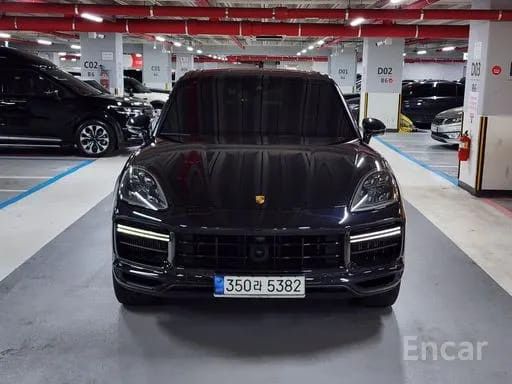 مستعملة Porsche Cayenne Turbo Coupé ثالثاً, 4.0 l, 2021 في في المملكة العربية السعودية, الرياض من Al Osaimi Cars معرض العصيمي للسيارات، اللون أسود. المواصفات الكورية | AUTO.AE | إعلان #265479