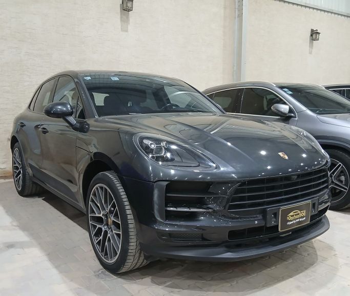 مستعملة Porsche Macan أنا فيس ليفت, 2.0 l, 2020 في في المملكة العربية السعودية, الرياض من Almarkiba Al Fakhira Cars  المركبة الفاخرة للسيارات، اللون رمادي.  | AUTO.AE | إعلان #248004