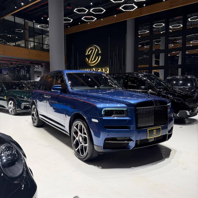 Подержанный Rolls-Royce Cullinan Black Badge I, 6.7 л, 2021 в Саудовская Аравия, Эр-Рияд от Eleven car Синий цвет. GCC | AUTO.AE
