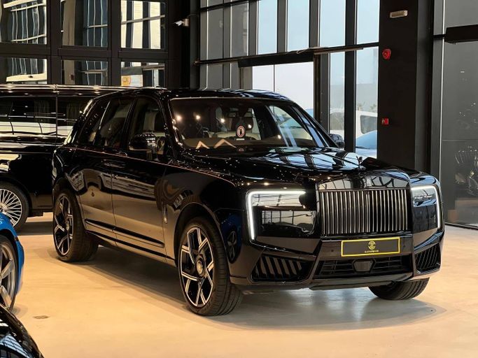 Подержанный Rolls-Royce Cullinan Black Badge I Рестайлинг, 6.7 л, 2025 в Саудовская Аравия, Эр-Рияд от Eleven car Черный цвет. GCC | AUTO.AE