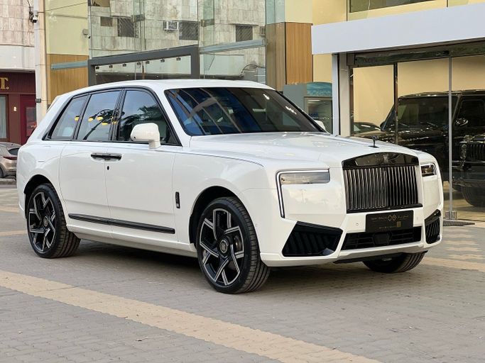 جديدة Rolls-Royce Cullinan Black Badge أنا فيس ليفت, 6.7 l, 2026 في في المملكة العربية السعودية, الرياض من ALO CAR معرض ألو كار للسيارات، اللون أبيض. مواصفات الخليج | AUTO.AE | إعلان #256630