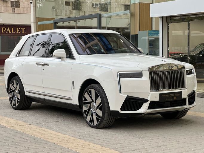 مستعملة Rolls-Royce Cullinan I, 6.7 l, 2023 في في المملكة العربية السعودية, الرياض من ALO CAR معرض ألو كار للسيارات، اللون أبيض. مواصفات الخليج | AUTO.AE | إعلان #256749