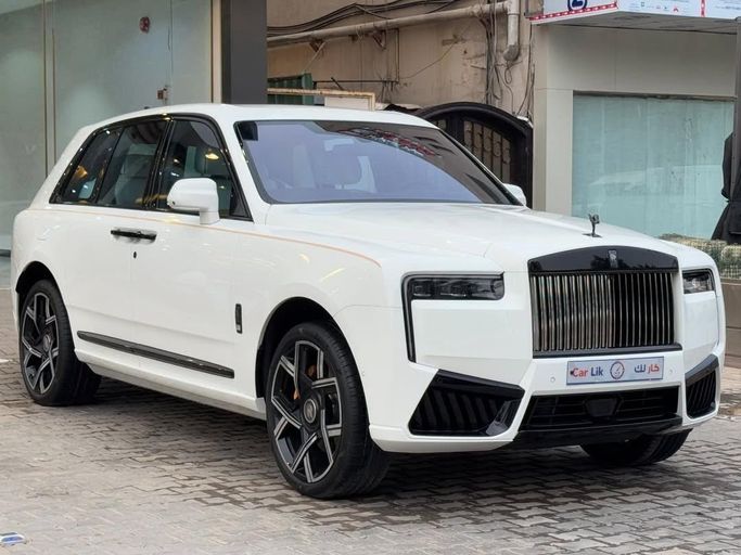 Подержанный Rolls-Royce Cullinan Black Badge I Рестайлинг, 6.7 л, 2025 в Саудовская Аравия, Эр-Рияд от Car Lik معرض كار لك للسيارات Белый цвет.  | AUTO.AE | Объявление #257104
