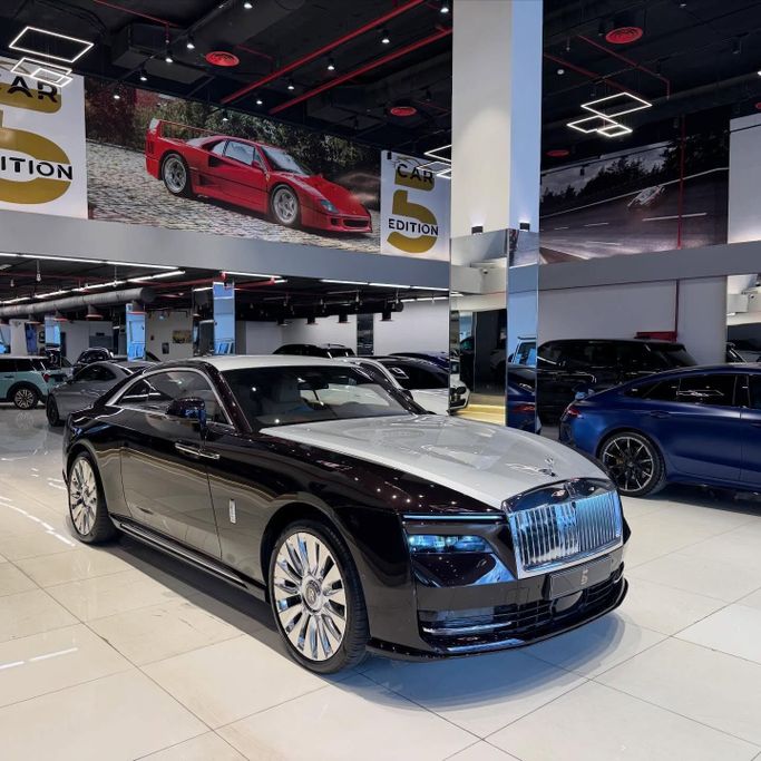 Подержанный Rolls-Royce Spectre, 2025 в Саудовская Аравия, Эр-Рияд от Five Edition Car Тёмно-бордовый цвет.  | AUTO.AE | Объявление #254933