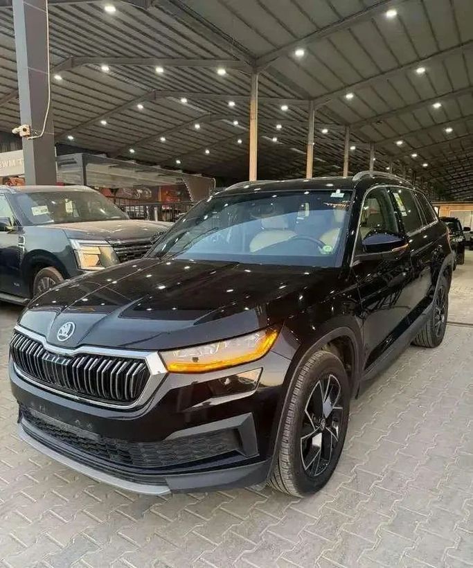 Подержанный Skoda Kodiaq I Рестайлинг, 2.0 л, 2022 в Саудовская Аравия, Эр-Рияд от Fahad Salman & Ali Al Omair شركة فهد سلمان وعلي العمير للسيارات Черный цвет. GCC | AUTO.AE | Объявление #257218