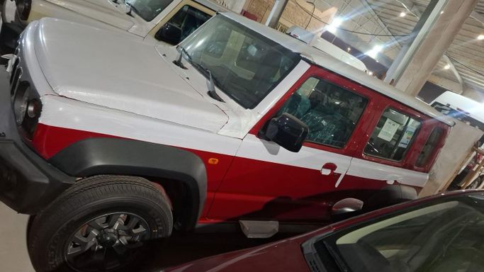 جديدة Suzuki Jimny رابعاً, 1.5 l, 2025 في في المملكة العربية السعودية, الرياض من Al Imtiaz Cars شركة الامتياز للسيارات، اللون أحمر. مواصفات الخليج | AUTO.AE | إعلان #257968
