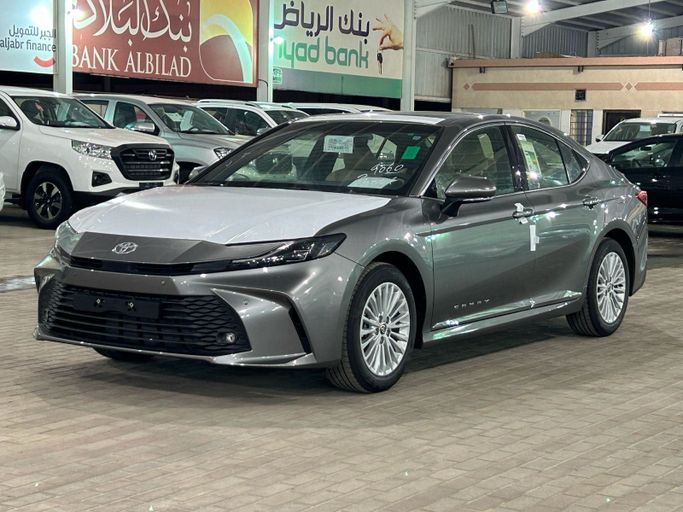 Новый Toyota Camry IX (XV80), 2.5 л, 2025 в Саудовская Аравия, Эр-Рияд от Al Saadi معرض عبيد السعدي Серебристый цвет. GCC | AUTO.AE | Объявление #244549