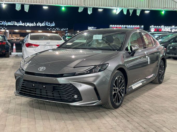 Новый Toyota Camry IX (XV80), 2.5 л, 2025 в Саудовская Аравия, Эр-Рияд от Al Saadi معرض عبيد السعدي Серый цвет. GCC | AUTO.AE | Объявление #244644