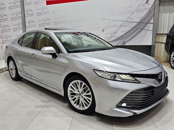 Подержанный Toyota Camry VIII (XV70) Рестайлинг, 3.5 л, 2020 в Саудовская Аравия, Эр-Рияд от Private Motor شركة الموتر الخاص للسيارات Серебристый цвет.  | AUTO.AE | Объявление #248594