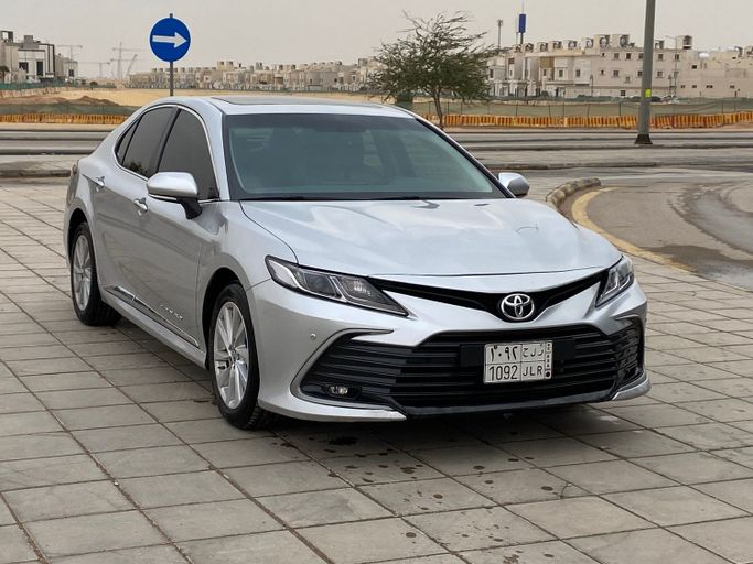 Подержанный Toyota Camry IX (XV80), 2.5 л, 2024 в Саудовская Аравия, Эр-Рияд от Dar Car دار كار Серебристый цвет. GCC | AUTO.AE | Объявление #248650