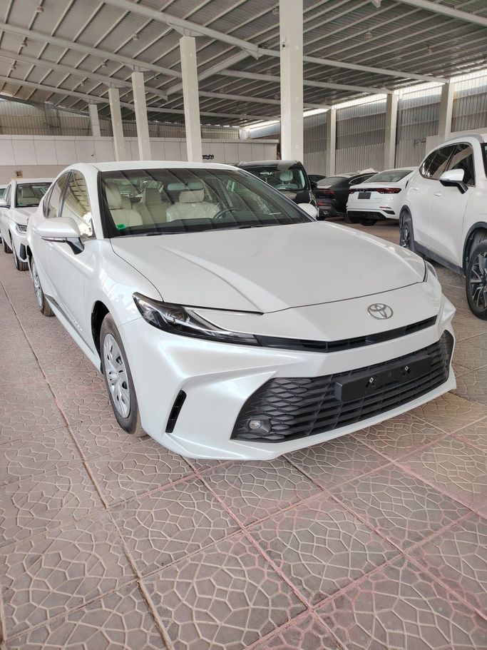 Новый Toyota Camry IX (XV80), 2.5 л, 2025 в Саудовская Аравия, Эр-Рияд от Al Astool Al Khaleeji شركة الأسطول الخليجي للسيارات Белый цвет.  | AUTO.AE | Объявление #248994